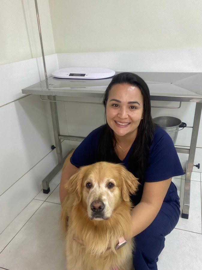 Médico veterinário em traje cirúrgico no centro cirúrgico da Cavet