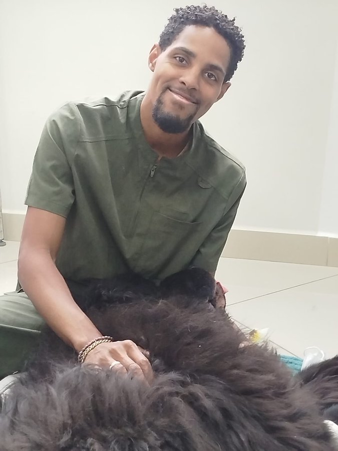 Enfermeiro veterinário em traje de plantão